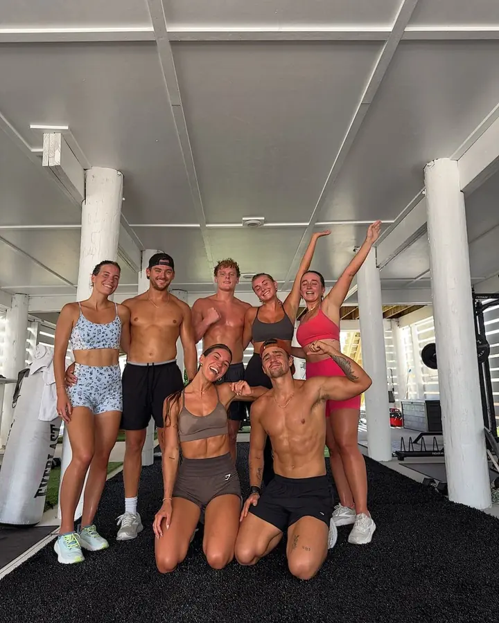 Grupo de amigos reunido após uma sessão de treino.