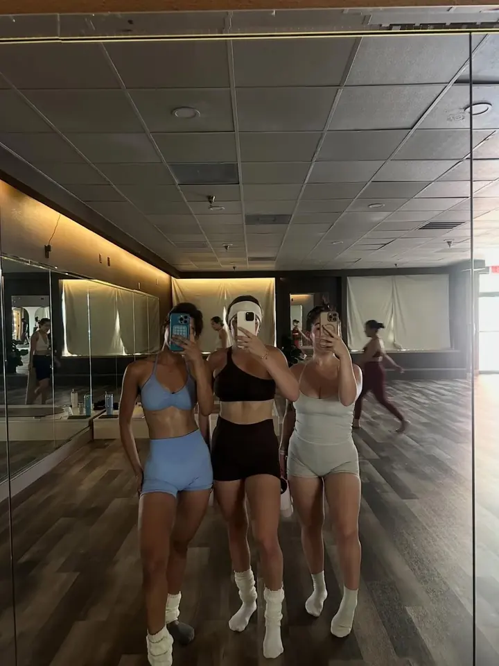 Três amigas registrando juntas a rotina de treino.