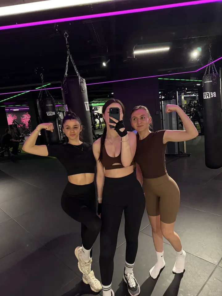 Três amigas posando depois de um treino de boxe.